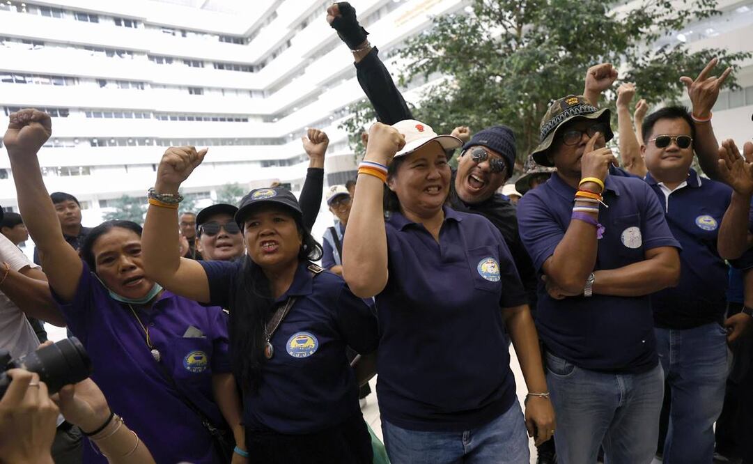 Realistas tailandeses celebran después de que un fallo judicial ordenara la disolución del Partido Move Forward. Foto: EFE