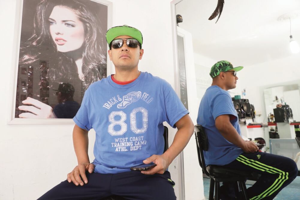 Javier estuvo en cinco ocasiones en el reclusorio, debido a que se dedicaba al robo de autos. En la cárcel aprendió el oficio al que se dedica: estilista. Además, tuvo cursos de inglés, italiano, francés y mandarín (Fotos: LUIS CORTÉS. EL UNIVERSAL)