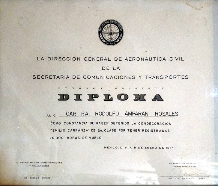 Diploma por 10 mil horas de vuelo otorgado por la Dirección General de Aeronaútica Civil de la Secretaría de Comunicaciones y Transportes. Fuente: Archivo Personal-Air Museum.