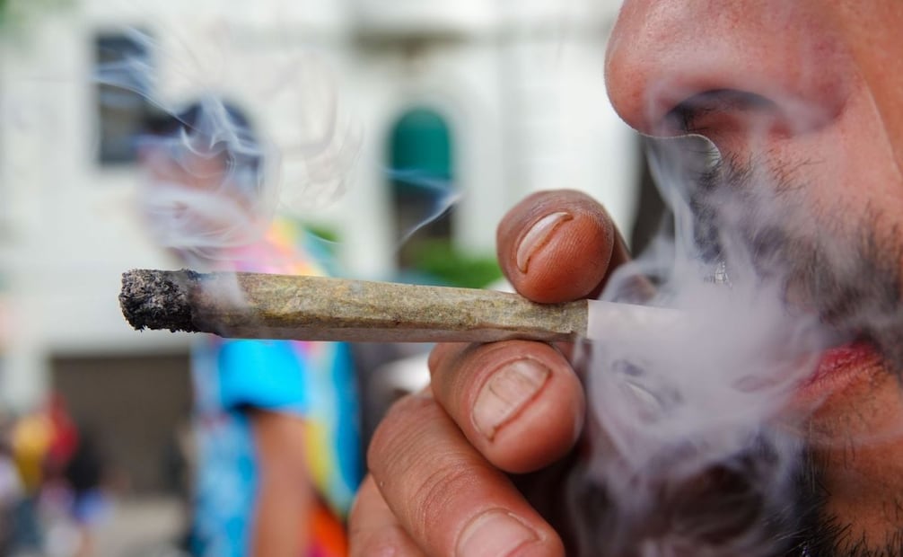 Un hombre fuma marihuana en porro durante la manifestación por "Día Mundial por la Liberación de Marihuana en Latinoamerica" el pasado 3 de mayo de 2025. Foto: Magdalena Montiel/ Cuartoscuro