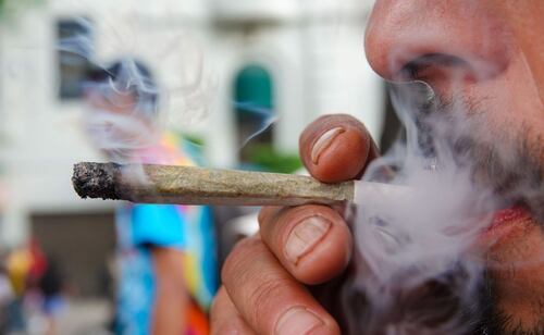 Un hombre fuma marihuana en porro durante la manifestación por 