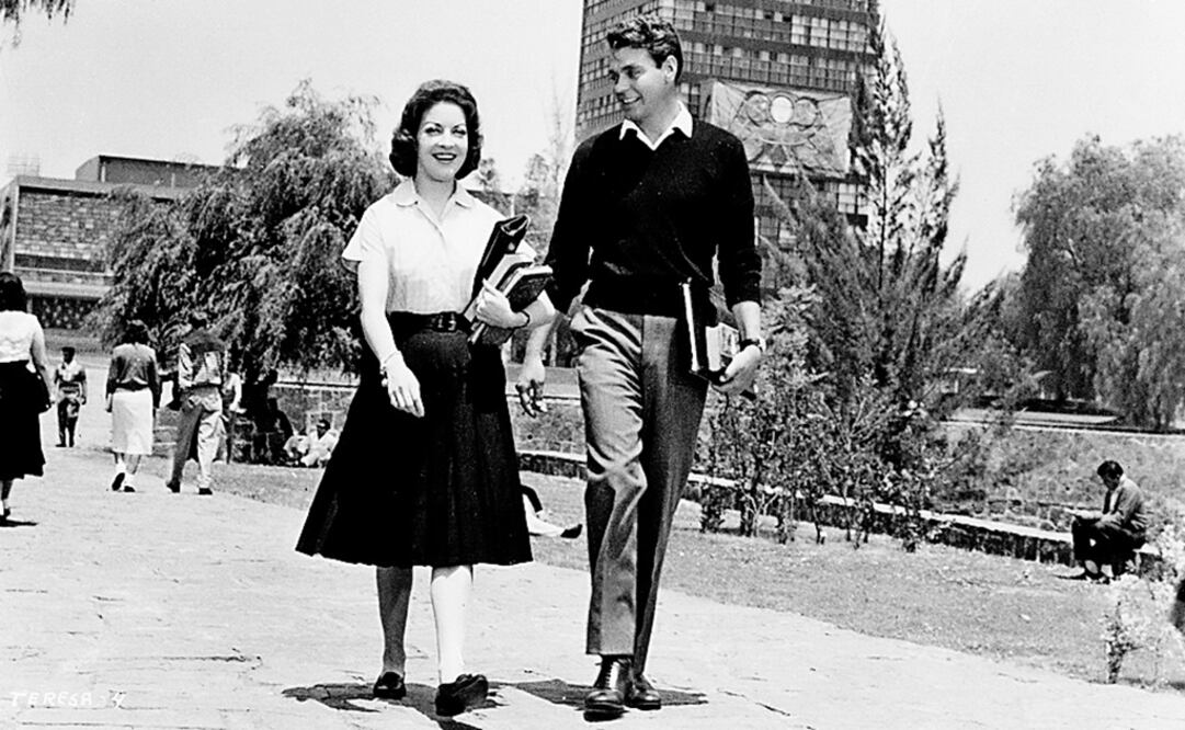 Maricruz Olivier y Héctor Godoy, en Teresa (1960) TOMADA DE Exterior: Ciudad Universitaria. Toma Uno... se filma