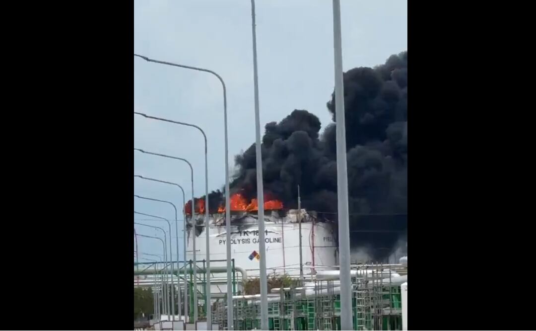 La explosión se produjo alrededor de las 10:45 hora local (GMT+7) en un tanque de gasolina de pirólisis de una planta química de SCG en el parque industrial de Map Ta Phut. Foto: Tomada de Video