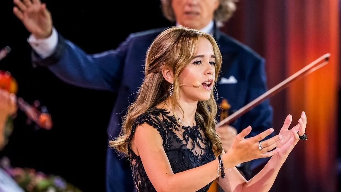 La joven holandesa de 15 años que sufre una rara enfermedad y cuyo conmovedor video cantando con el maestro André Rieu se hizo viral. Foto: BBC