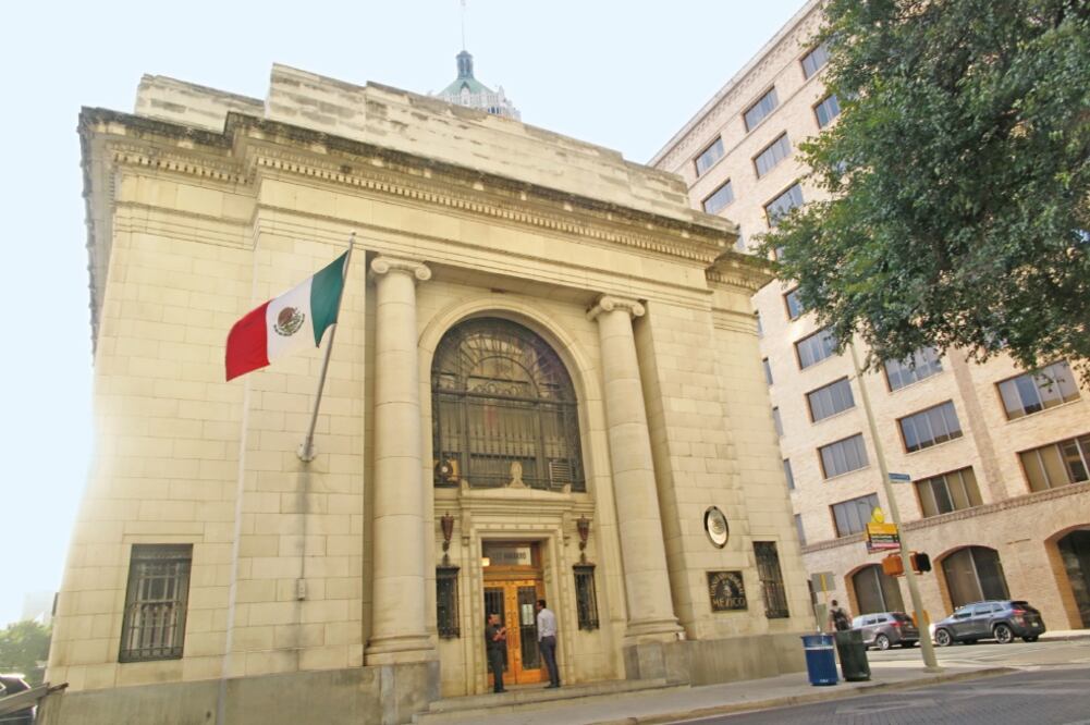 El secretario del ayuntamiento de Calvillo arribó a San Antonio para estar al pendiente de la salud de sus paisanos y realizar las gestiones ante el consulado (LUIS CORTÉS. EL UNIVERSAL)