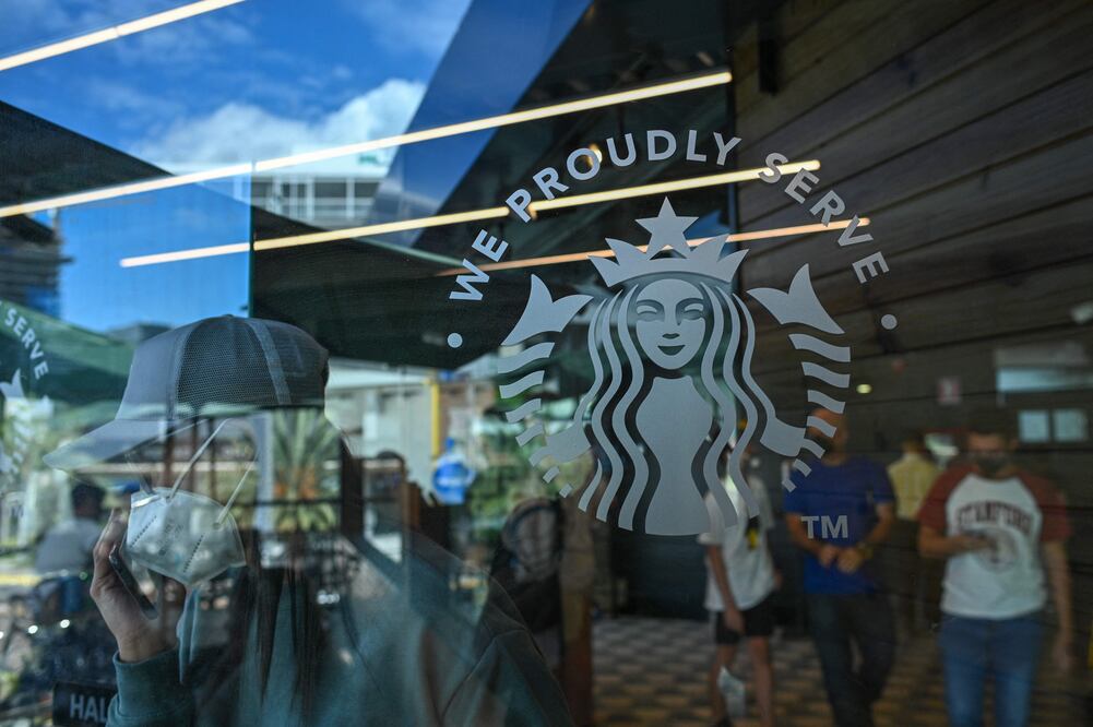 Según Starbucks utiliza programas de certificación de terceros para garantizar la integridad de sus cadenas de suministro de té, cacao y café. Foto: AFP