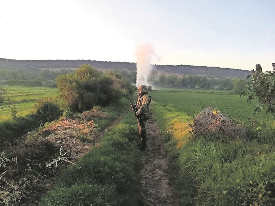 Soldados del Ejército Mexicano al realizar reconocimientos terrestres sobre el poliducto Tuxpan-Tula que se localiza a inmediaciones de Tlahuelilpan. Foto/Archivo El Universal