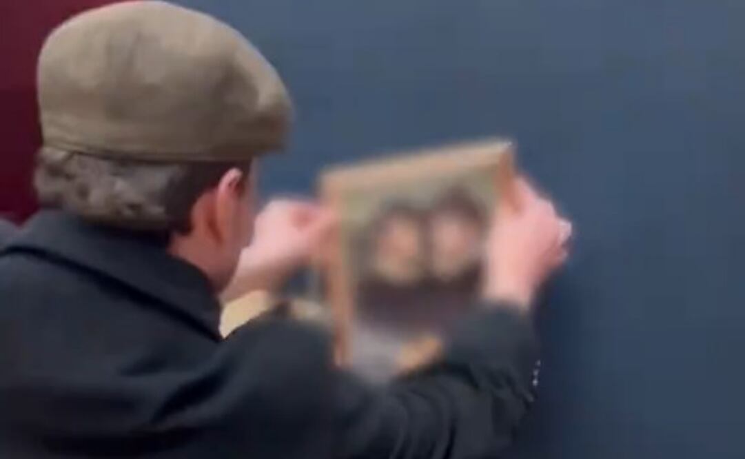 Cuelgan una imagen en el Museo de Louvre, en la misma sala que la "Mona Lisa" de Da Vinci. (17/11/25) Foto: Captura de video