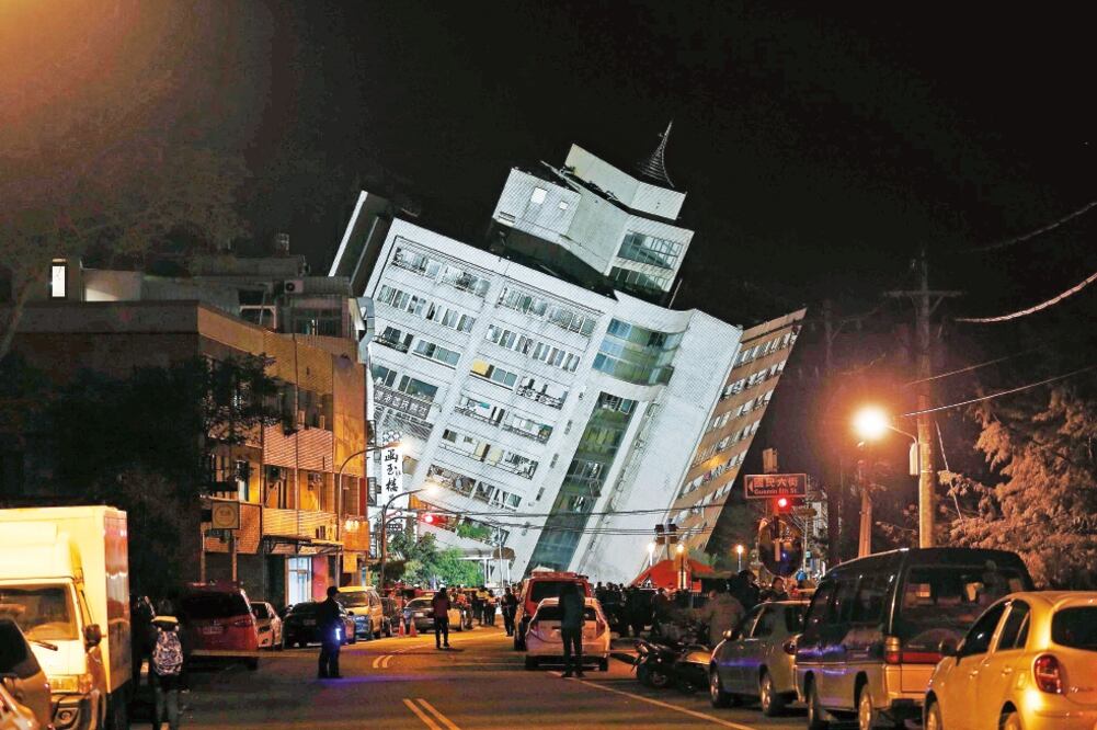 El terremoto que afectó ayer a la ciudad de Hualien, en Taiwán, dejó varios edificios derrumbados y algunos a punto del colapso. Los equipos de rescate trabajan para rescatar a las personas que se encuentran atrapadas. (RITCHIE B. TONGO. EFE)