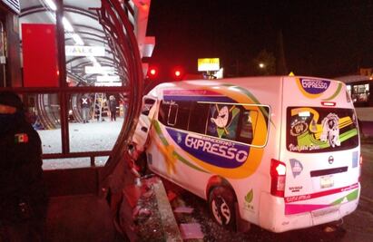 Combi se estrella en estación de la Línea 1 del Mexibús en Tecámac