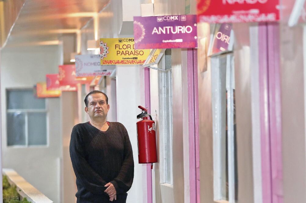 José Arzamendi y su madre pasan la mayoría del tiempo en este lugar; sólo salen a consultas médicas y a checar el estado de su departamento, ubicado en el Multifamiliar de Tlalpan. Foto: VALENTE ROSAS. EL UNIVERSAL