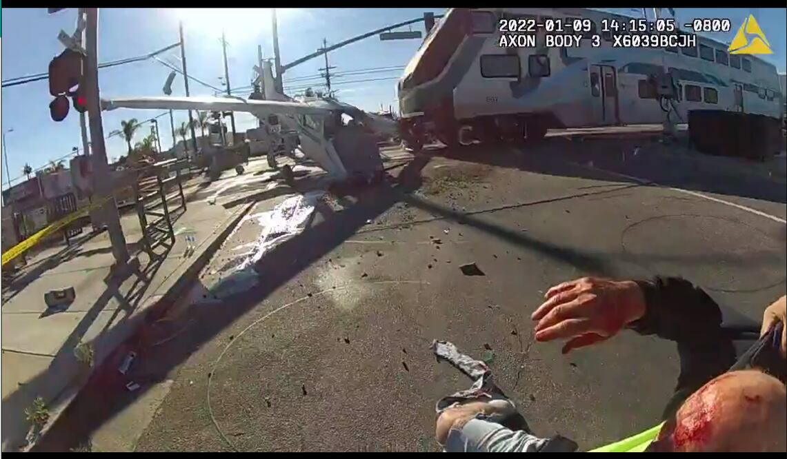 Policía salva a piloto de una avioneta segundos antes de ser aplastado por un tren