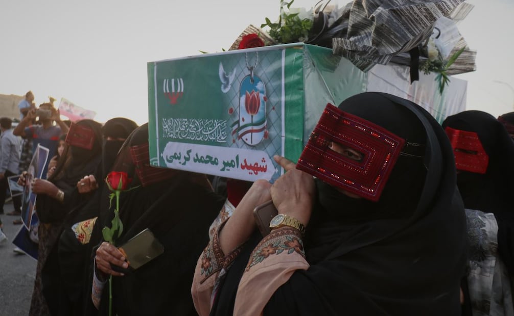 Mujeres cargan el ataúd de una de las víctimas del presunto ataque de EU a una boda iraní. (03/29/26) Foto: AP