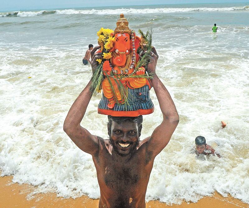 India registró ayer el mayor número de casos confirmados, en contagios diarios, con 61 mil a nivel global. En la imagen, un hombre con un ídolo. ARUN SANKAR. AFP 
