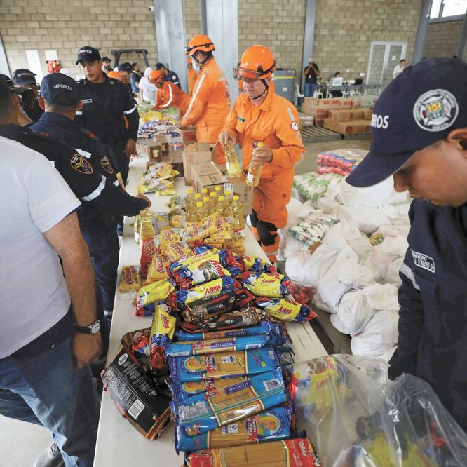 Voluntarios venezolanos, bomberos colombianos y rescatistas organizan los artículos de ayuda humanitaria en Cúcuta, Colombia. FERNANDO VERGARA. AP