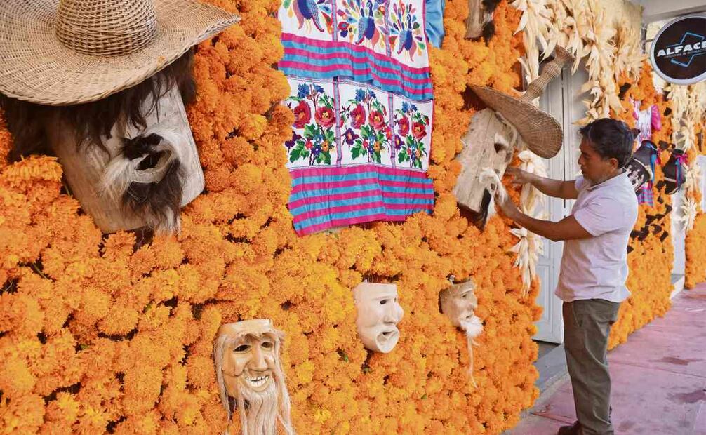 Flores de cempasúchil, máscaras, huipiles y guitarras adornan las fachadas de las casas en Huautla de Jiménez para recibir con alegría a las almas de los fallecidos. Foto: Edwin Hernández / EL UNIVERSAL