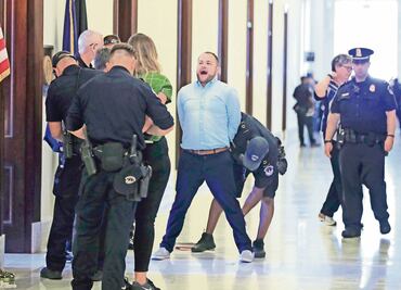 Presidente Trump revira; exige plan de salud