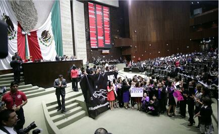 Diputadas se manifiestan en tribuna contra feminicidios