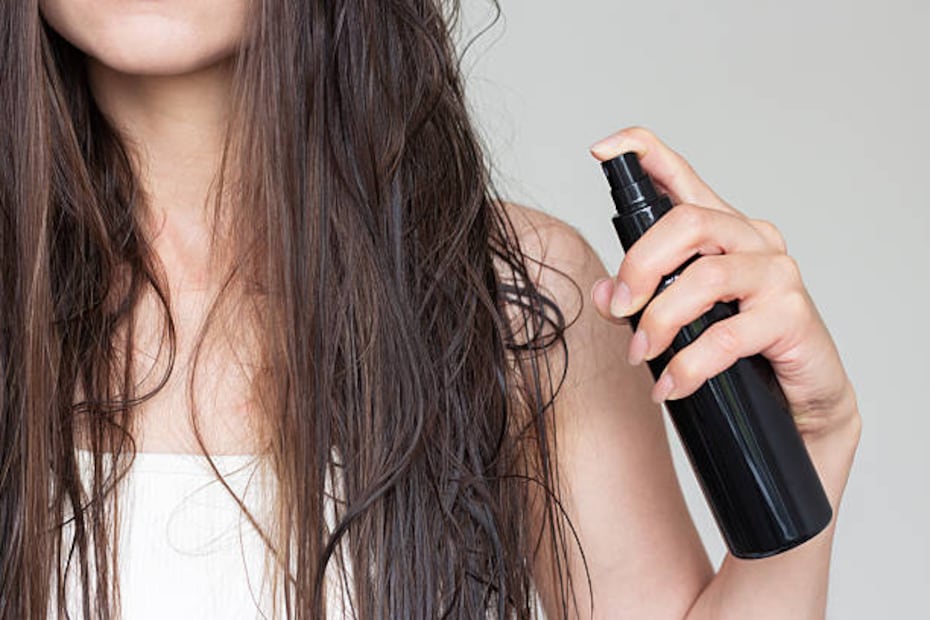 El agua micelar en el cabello hidrata, elimina impurezas y realiza una limpieza profunda. Foto: Unsplash