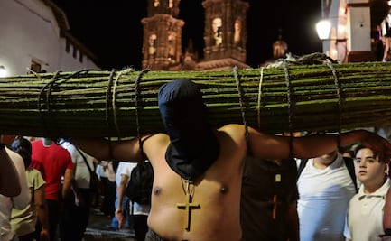 Semana Santa en Taxco en medio de la violencia; oran por paz y empleo en procesión de penitentes 