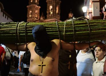 Semana Santa en Taxco en medio de la violencia; oran por paz y empleo en procesión de penitentes