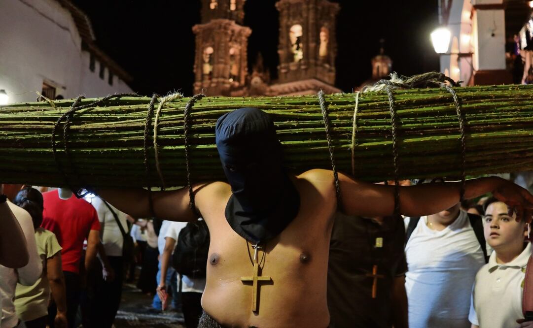 Encruzados, flagelantes y ánimas ofrecieron su sacrificio para que se mantenga la paz y regrese el trabajo que hace años perdieron a manos del crimen organizado. Foto: Emilio Tizapa / EL UNIVERSAL