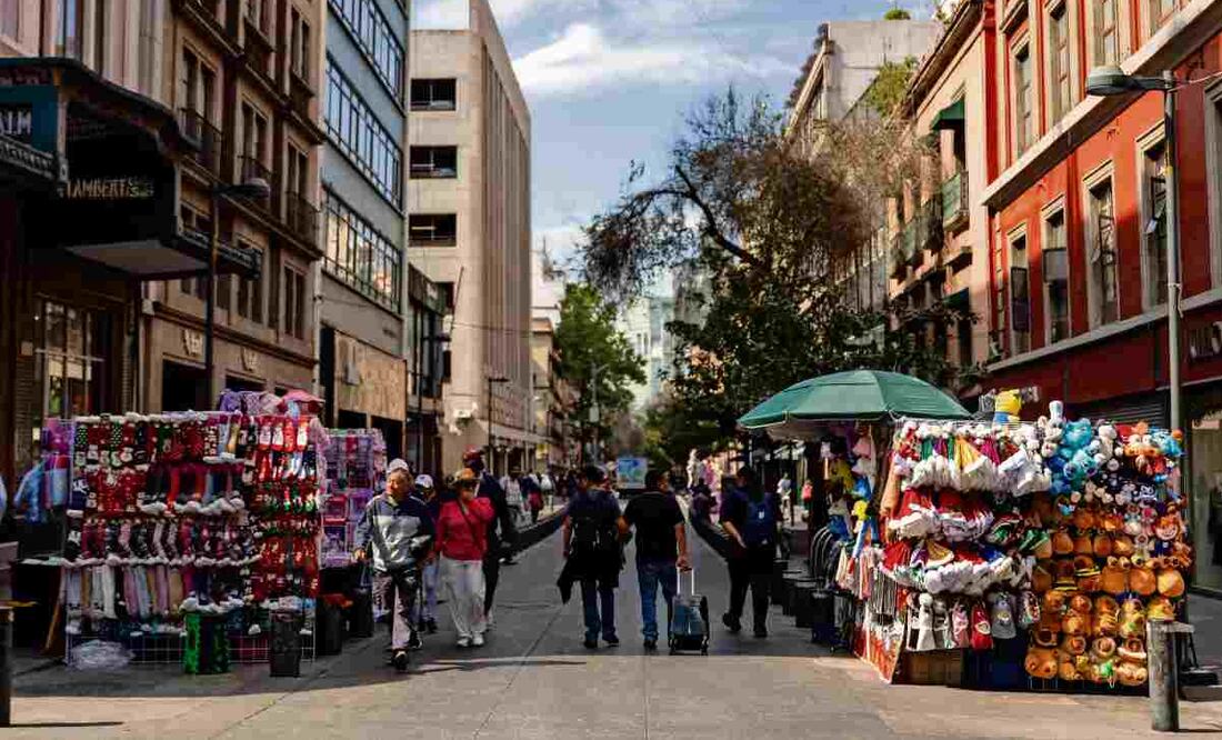 Alessandra Rojo de la Vega asegura que hay más de 50 amparos de vendedores ambulantes. Imagen ilustrativa. Foto: Hugo Slavador / El Universal