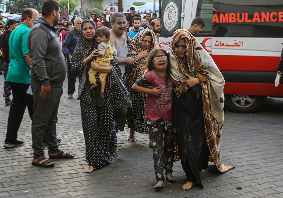 Palestinos heridos llegan al hospital Al Shifa el lunes 16 de octubre de 2023, luego de bombardeos israelíes sobre la Ciudad de Gaza, en la Franja de Gaza. Foto: AP Foto/Abed Khaled