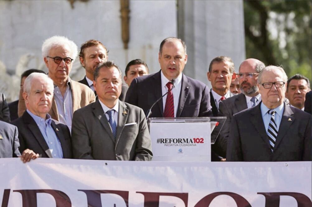 El presidente de la Coparmex, Gustavo de Hoyos (centro), encabezó una manifestación para pedir una reforma al artículo 102 constitucional (TOMADA DE TWITTER)