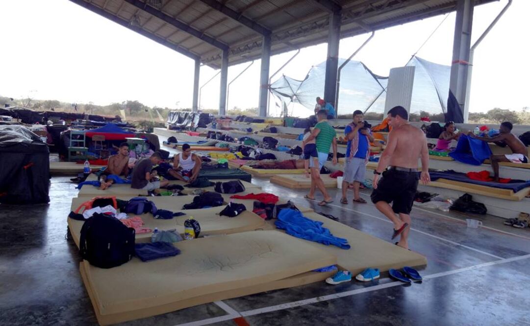 Con el arribo de los 121 isleños de hoy suman 726 cubanos llegados al Aeropuerto Internacional de Nuevo Laredo en menos de dos semanas (Foto: José Melendez EL UNIVERSAL)