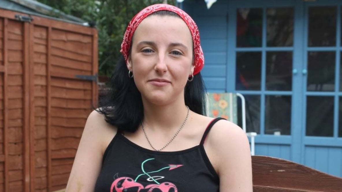 Charlotte tiene 19 años y vive en Reino Unido. Foto: BBC