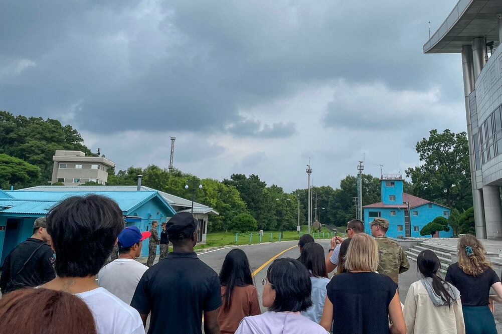 Un grupo de turistas se encuentra en la Zona Desmilitarizada entre las dos Coreas en Paju, Corea del Sur, 18 de julio de 2023. FOTO: AP