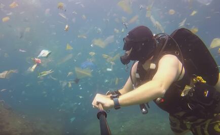 Video. Nada en mar de Indonesia repleto de basura