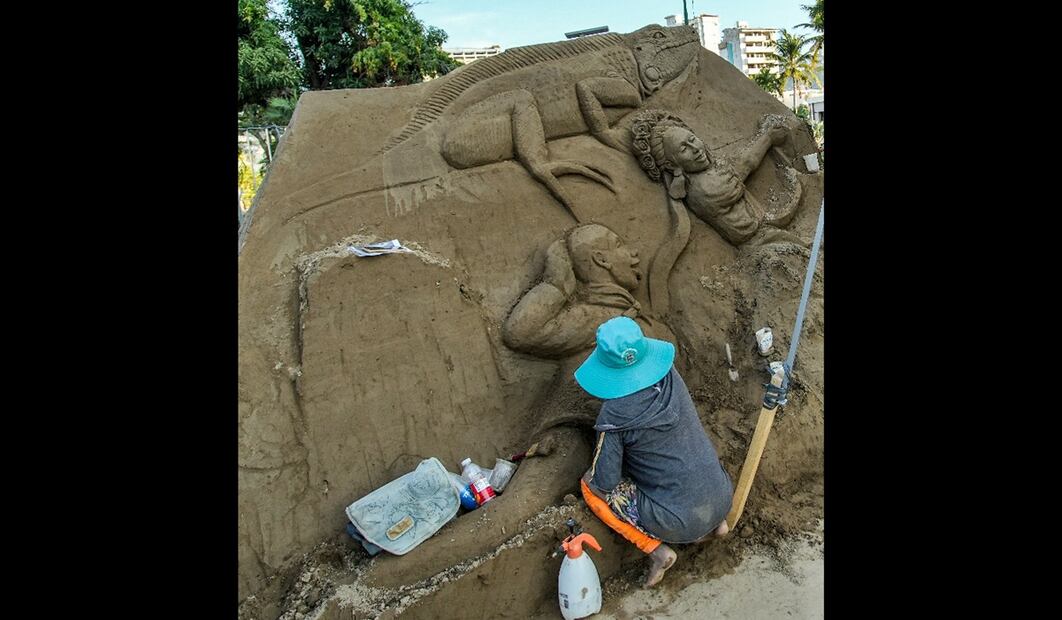 Artistas de distintos países elaboran esculturas gigantes de arena en el puerto de Acapulco, Guerrero, para atraer a turistas y exhibir los emblemas de este sitio, el 10 de abril de 2025. Foto: EFE
