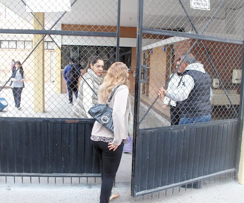 Ayer inició el protocolo de contención emocional que ofrecerán autoridades de Salud y el Colegio Cervantes a alumnos, padres de familia y personal. FRANCISCO RODRÍGUEZ. EL UNIVERSAL