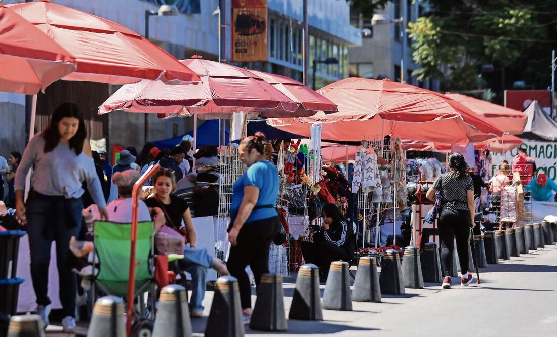 Los comerciantes deben ser reubicados donde pase gente para evitar que vuelvan a las calles, dijo Diana Sánchez Barrios. Foto: Francisco Rodríguez / EL UNIVERSAL