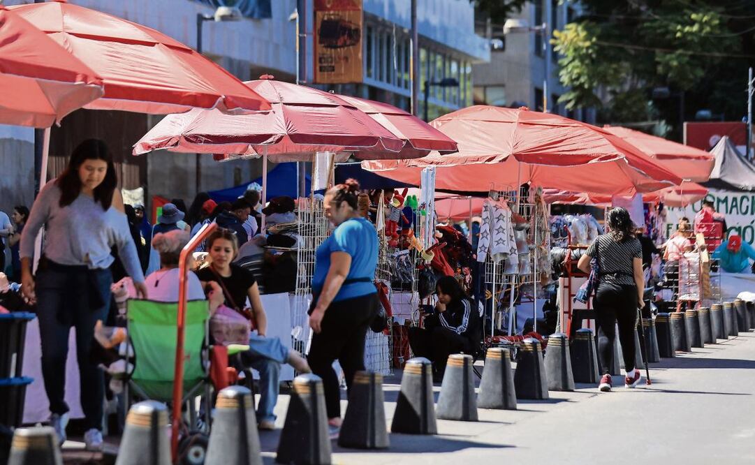 Los comerciantes deben ser reubicados donde pase gente para evitar que vuelvan a las calles, dijo Diana Sánchez Barrios. Foto: Francisco Rodríguez / EL UNIVERSAL