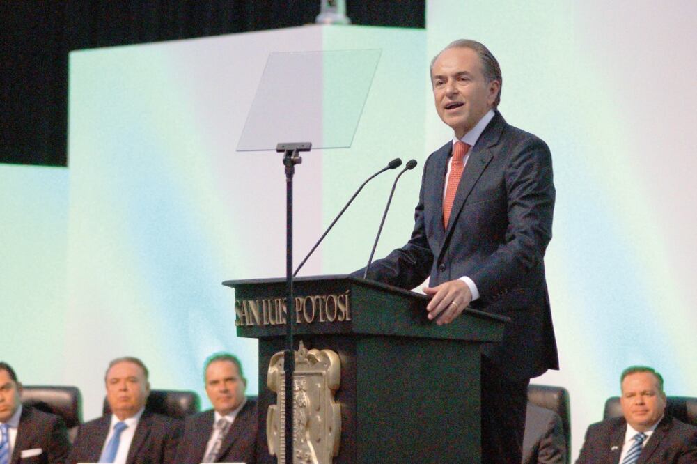 El gobernador Juan Manuel Carreras, ayer durante su toma de protesta; lo acompañan mandatarios de otros estados (ESPECIAL)