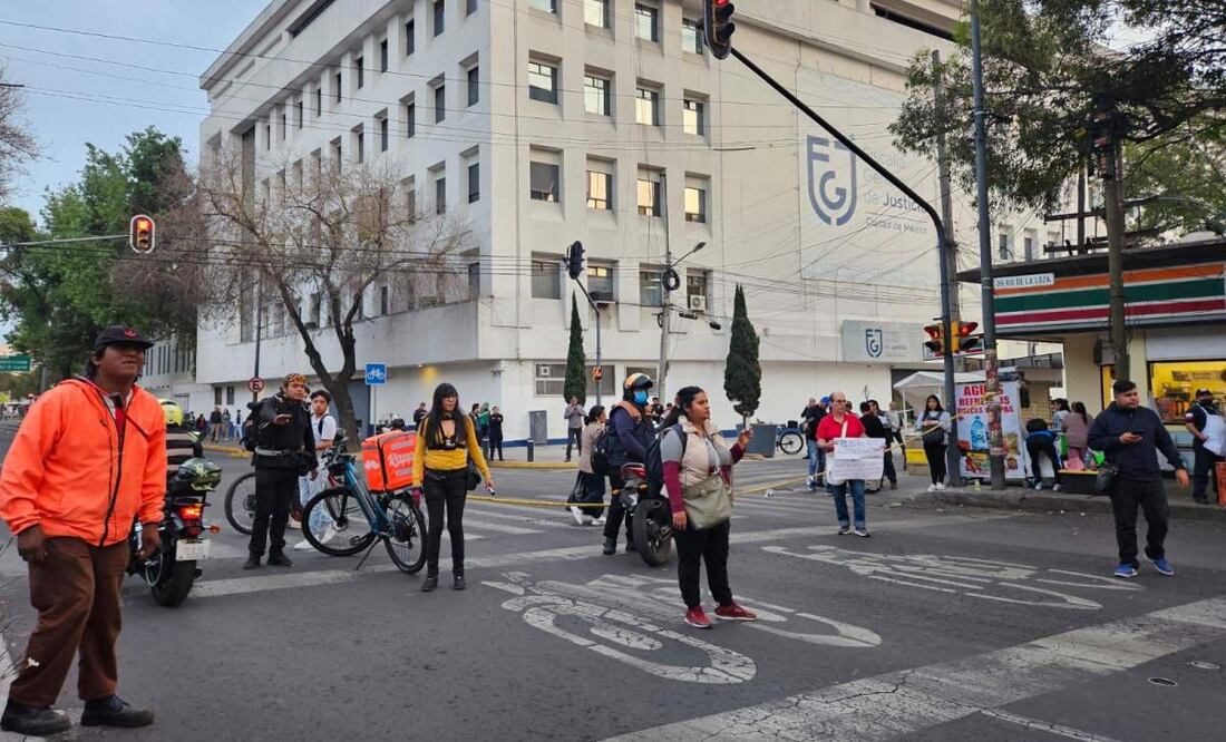 Bloqueo en inmediaciones de la Fiscalía General de Justicia de la Ciudad de México para exigir avances en caso de Daniel Tadeo y Octavio Martínez (14/02/2025). Foto: Especial
