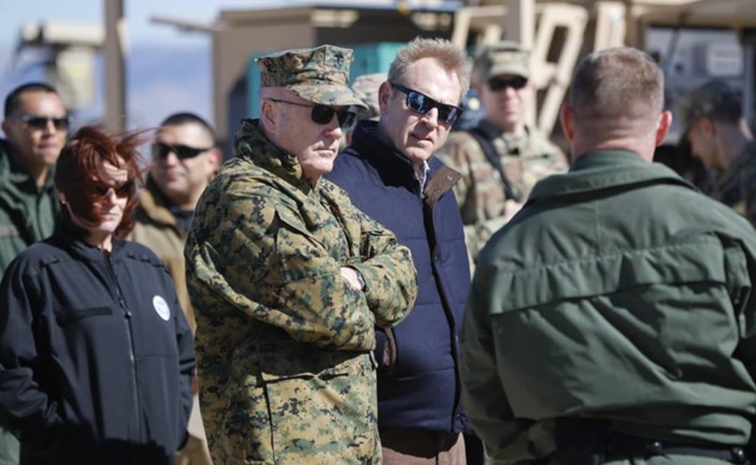 El secretario interino de Defensa Patrick Shanahan, centro, y el jefe del Estado Mayor Conjunto, el general Joseph Dunford, izquierda, recorren la frontera con México en la Estación Santa Teresa en Sunland Park, Nuevo México (Foto: AP)
