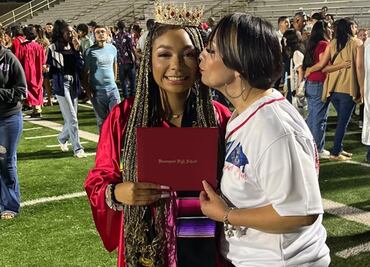 Por usar una estola mexicana, en EU impiden a exreina de baile coronar a su sucesora