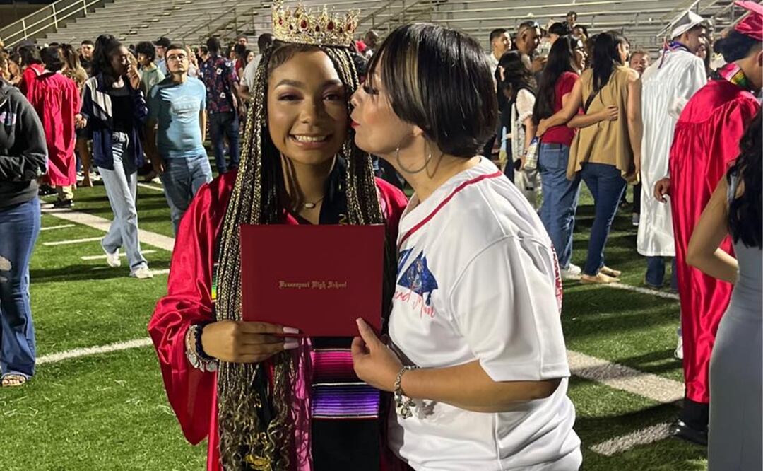 Kayleigh Craddock fue fotografiada con su corona de reina del baile y una estola que representa su herencia mexicana en su ceremonia de graduación en mayo. Foto: Facebook