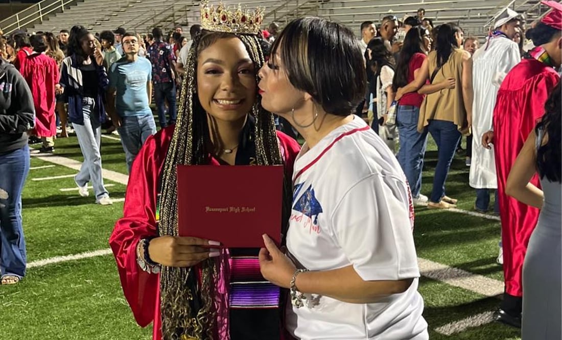 Kayleigh Craddock fue fotografiada con su corona de reina del baile y una estola que representa su herencia mexicana en su ceremonia de graduación en mayo. Foto: Facebook