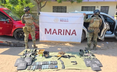 Aseguran armas de fuego, cartuchos, vehículos, sustancias ilícitas y equipos tácticos en dos municipios de Sinaloa; no hay detenidos
