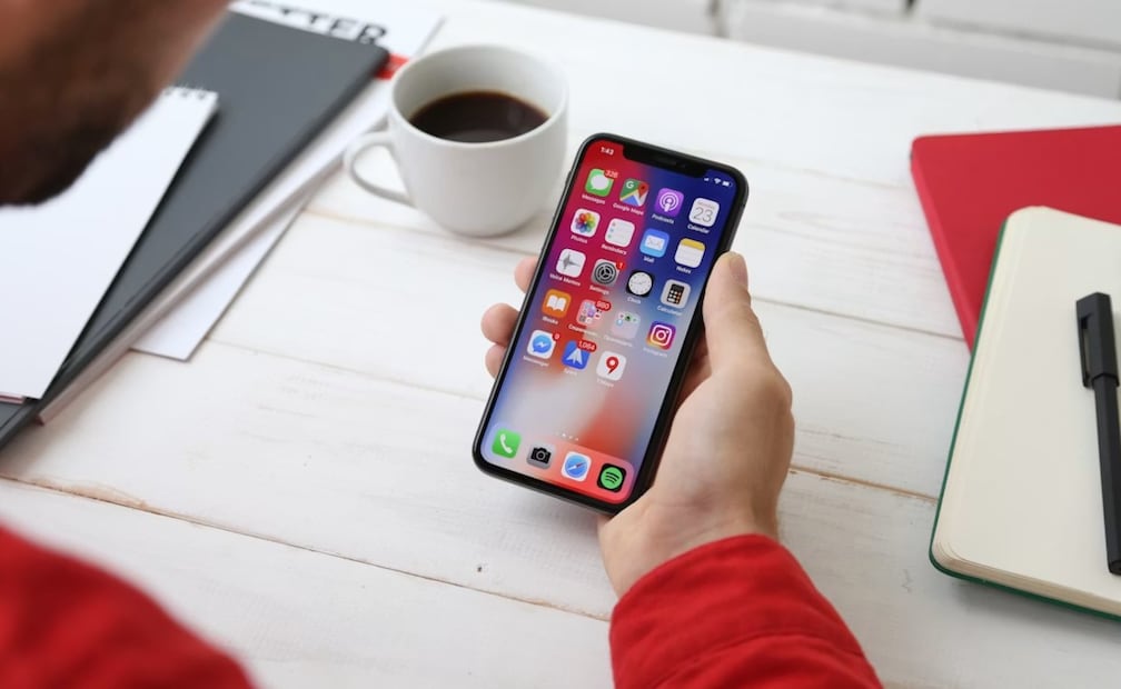 Si observas el símbolo H+ en tu celular es conveniente que te ubiques en un lugar con mejor señal. Foto: Unsplash