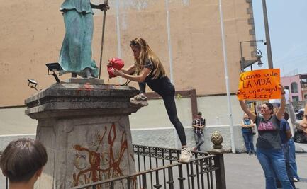 Liberan a homicida de perrita “Bayleis” en Morelos; activistas lanzan salsa catsup a diosa de la justicia del PJ