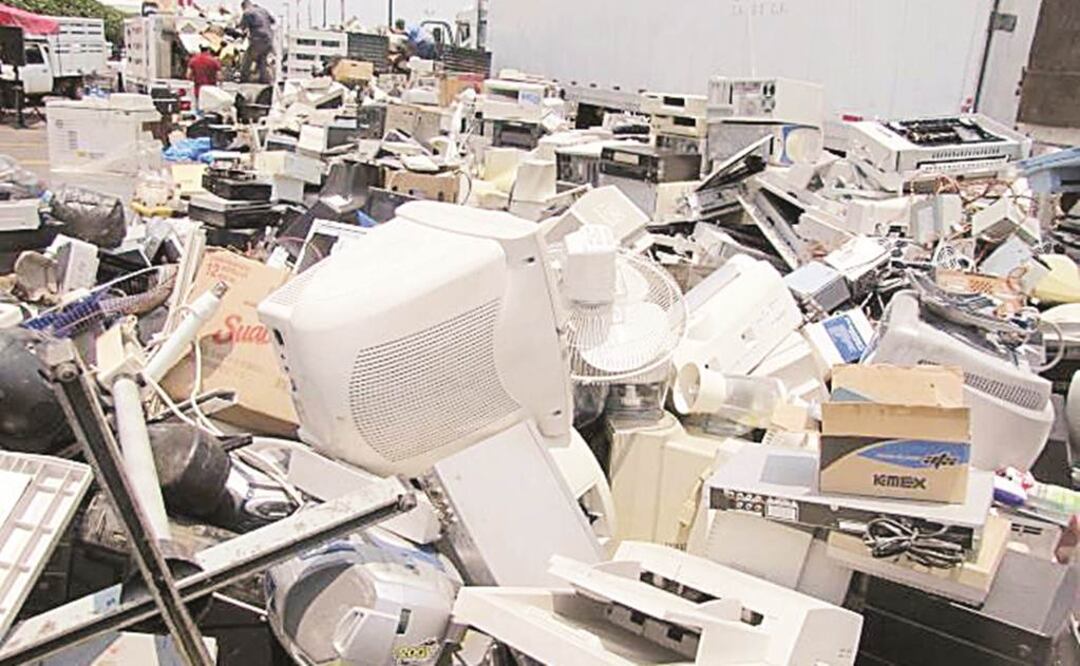 Los aparatos electrónicos tienen sustancias que al tirarse en la basura contaminan la tierra y el aire, lo que también provoca problemas de salud