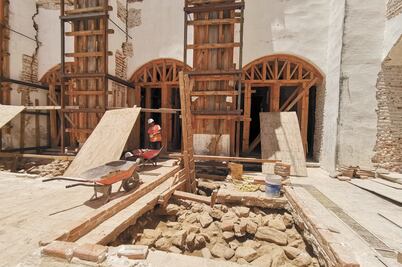 Reconstrucción en Tehuantepec revela vestigios y arte antiguo