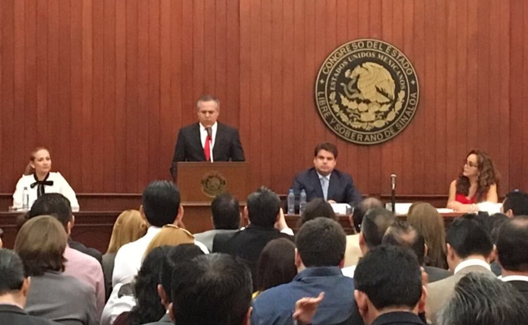 El secretario general de Gobierno, Gerardo Vargas Landeros realizando la entrega del Sexto Informe de Gobierno de Mario López Valdez. (Foto: Twitter @GVargasLanderos)