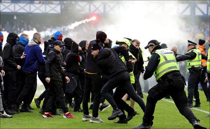 Aficionados de Celtic y Rangers invaden el campo de juego en el Clásico de Escocia 